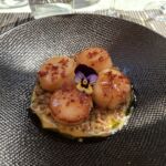 God förrätt bestående av halstrade pilgrimsmusslor på Restaurant Grillade Gourmand i Epernay God förrätt bestående av halstrade pilgrimsmusslor på Restaurant Grillade Gourmand i Epernay