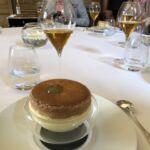 En ljuvlig citronsoufflé med en kula sorbet och ett par cl. Gin på toppen En ljuvlig citronsoufflé med en kula sorbet och ett par cl. Gin på toppen