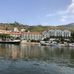 Vårt väldigt fina hotell från båten när vi åkte längs med floden Vårt väldigt fina hotell från båten när vi åkte längs med floden