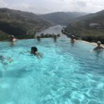 "Världens läckraste provning" äger rum i infinitypoolen på Quinta do Crasto där vi intar vår goda apéretif "Världens läckraste provning" äger rum i infinitypoolen på Quinta do Crasto där vi intar vår goda apéretif