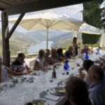 En god lunch med vidunderlig utsikt på terrassen på Quinta do Crasto En god lunch med vidunderlig utsikt på terrassen på Quinta do Crasto