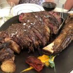 Den utsökta biffen från "Vaca Velha" i Galicien på restaurang Reitoria i Porto Den utsökta biffen från "Vaca Velha" i Galicien på restaurang Reitoria i Porto