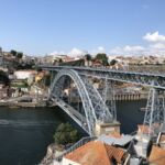 Promenad över den vackra Eiffelbron från Vilanova de Gaia över till gamla stan i Porto Promenad över den vackra Eiffelbron från Vilanova de Gaia över till gamla stan i Porto