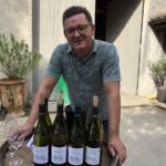 Mitt i skörden på Domaine de la Janasse. Dåfick vi en provning på gårdsplanen på deras ljuvliga viner Mitt i skörden på Domaine de la Janasse. Dåfick vi en provning på gårdsplanen på deras ljuvliga viner