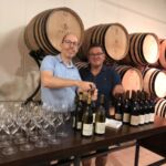 Bruno är en alltid så lysande värd hos Delas. Först en uttömmande provning, sen en fin caterad lunch Bruno är en alltid så lysande värd hos Delas. Först en uttömmande provning, sen en fin caterad lunch