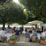 Lunch nere vid floden i Condrieu på Restaurant Beau Rivage Lunch nere vid floden i Condrieu på Restaurant Beau Rivage