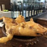 En härlig spädgris hos "griskungen" José Maria i Segovia En härlig spädgris hos "griskungen" José Maria i Segovia