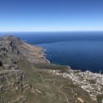 Linbanan upp till toppen av Table Mountain med utsikt ut över 12 Apostels Linbanan upp till toppen av Table Mountain med utsikt ut över 12 Apostels