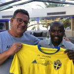 Min vän Thulani som är bartender på Hotel Cape Milner i Cape Town fick en landslagströja av mig med autograf och hälsning från Henke Larsson Min vän Thulani som är bartender på Hotel Cape Milner i Cape Town fick en landslagströja av mig med autograf och hälsning från Henke Larsson