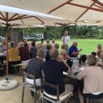 Lars Mack höll en underhållande vinprovning på sin vingård Buitenverwachting i Constantia Lars Mack höll en underhållande vinprovning på sin vingård Buitenverwachting i Constantia