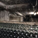 Gamla buteljer i källaren på Chateau Musar Gamla buteljer i källaren på Chateau Musar