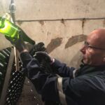 Pascal hos Pol Roger är en av de åtta sista flaskvridarna (remuage) i Champagne Pascal hos Pol Roger är en av de åtta sista flaskvridarna (remuage) i Champagne