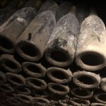 Gamla buteljer i källaren hos Joseph Douhin i Beaune, där vi avslutade med en 1993 Beaune Clos des Mouches 1 Cru Gamla buteljer i källaren hos Joseph Douhin i Beaune, där vi avslutade med en 1993 Beaune Clos des Mouches 1 Cru