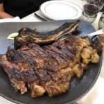 En underbar Vaca Velha från Galicien på utmärkta restaurangen Reitoria i Porto