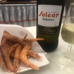 En god Sherry Manzanilla och räkor från Huelva på tapasgatan Laurel i Logroño