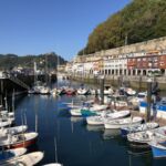 En vacker förmiddagspromenad i hamnen i San Sebastian