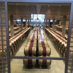 Den vackra källaren på 2 Cru slottet Chateau Léoville-Poyferré i St.-Julien