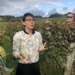 Emilie på Chateau Canon-La-Gaffelière är helt fantastisk vid sin genomgång ute bland vinrankorna i St.-Emilion