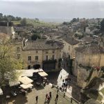 Vacker utsikt från kyrkan i St.-Emilion utöver denna vackra by
