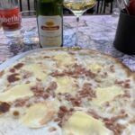 Jag älskar en Tarte Flambée au Munster och ett glas Gewurztraminer