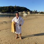 En stilig badpojke på La Concha-stranden i San Sebastian En stilig badpojke på La Concha-stranden i San Sebastian