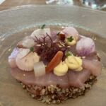 En läcler förrätt på Beyond restaurant på vingården Buitenverwachting. En marinerad yellowtail En läcler förrätt på Beyond restaurant på vingården Buitenverwachting. En marinerad yellowtail