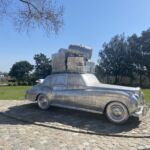 En läcker bil på Chateau Pape Clement i Pessac där ägaren Bernard Magrez är mycket konstintresserad En läcker bil på Chateau Pape Clement i Pessac där ägaren Bernard Magrez är mycket konstintresserad