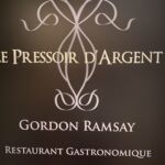 En bättre middag på bästa restaurangen i Bordeaux. Med sina väl värda två stjärnor bjuder man på en kokkonst i den högre skolan En bättre middag på bästa restaurangen i Bordeaux. Med sina väl värda två stjärnor bjuder man på en kokkonst i den högre skolan