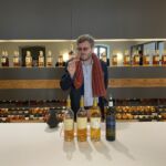 Emilien på Chateau Suduiraut leder en fin provning av deras gyllene droppar Emilien på Chateau Suduiraut leder en fin provning av deras gyllene droppar