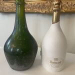 På Ruinart som är det äldsta vinhuset i Champagne har man anammat sin gamla droppformade butelj På Ruinart som är det äldsta vinhuset i Champagne har man anammat sin gamla droppformade butelj