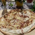 En klassisk Tarte Flambée au Munster i Riquewihr En klassisk Tarte Flambée au Munster i Riquewihr