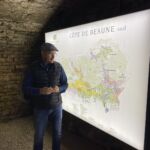 En mycket fin genomgång av distriktet Bourgogne i källaren på Chateau de Meursault En mycket fin genomgång av distriktet Bourgogne i källaren på Chateau de Meursault