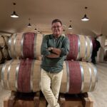 En glad reseledare i källaren hos Louis Jadot i Beaune En glad reseledare i källaren hos Louis Jadot i Beaune