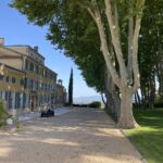 Den vackra gården Chateau d´Esclans köptes upp 2006 av Sascha Lichine från Bordeaux. Idag är även LMVH-gruppen delägare i denna gigantiska egendom som producerar 7 miljoner buteljer vin årligen Den vackra gården Chateau d´Esclans köptes upp 2006 av Sascha Lichine från Bordeaux. Idag är även LMVH-gruppen delägare i denna gigantiska egendom som producerar 7 miljoner buteljer vin årligen