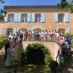 Hela gruppen på terrassen framför Chateau Vignelaure Hela gruppen på terrassen framför Chateau Vignelaure