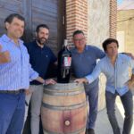 Ett stort gäng utanför bodegas Pico Cuadro, där vi producerar Éxzito Ett stort gäng utanför bodegas Pico Cuadro, där vi producerar Éxzito