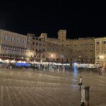 Piazza del Campo på kvällen, på väg upp till Taverna San Giuseppe för en stor avsmakningsmeny Piazza del Campo på kvällen, på väg upp till Taverna San Giuseppe för en stor avsmakningsmeny