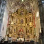 I byn Samaniego besökte vi denna vackra kyrka, som inte såg något ut för världen på utsidan I byn Samaniego besökte vi denna vackra kyrka, som inte såg något ut för världen på utsidan