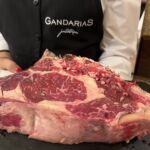 En fantastisk chuleton på Gandarias och mina gäster åt samma typ av köttbit från Galicien på Asador Alameda En fantastisk chuleton på Gandarias och mina gäster åt samma typ av köttbit från Galicien på Asador Alameda