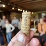 På Domaine de Chevalier har man bytt ut sina traditionella korkar mot denna, tillverkad av en pressad massa som minimerar risken för korkdefekt På Domaine de Chevalier har man bytt ut sina traditionella korkar mot denna, tillverkad av en pressad massa som minimerar risken för korkdefekt