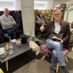 Två sammanbitna gossar vid provningen på Simpsons Wine Estate Två sammanbitna gossar vid provningen på Simpsons Wine Estate