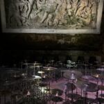 Man har alltid en konstutställning i källaren hos Pommery. Nu har den italienske konstnären Michelangelo tänkt till... och ställt ut 250 cymbaler på golvet Man har alltid en konstutställning i källaren hos Pommery. Nu har den italienske konstnären Michelangelo tänkt till... och ställt ut 250 cymbaler på golvet