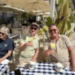 Ett gott glas Limoncello och en doppio espresse på morgonen i hamnen på Lipari Ett gott glas Limoncello och en doppio espresse på morgonen i hamnen på Lipari