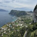 Vacker vy ner mot hamnen på Capri från San Michele Vacker vy ner mot hamnen på Capri från San Michele