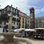 Piazza Erbe i Verona är det perfekta vattenhålet för en Aperol- eller Limoncello Spritz Piazza Erbe i Verona är det perfekta vattenhålet för en Aperol- eller Limoncello Spritz