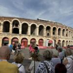 Jag hade anlitat en mycket bra guide som tog oss runt Verona till fots. Här ett första stopp vid Arena di Verona Jag hade anlitat en mycket bra guide som tog oss runt Verona till fots. Här ett första stopp vid Arena di Verona
