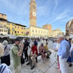 Nästa stopp vid vår sightseeing till fots var på Piazza Erbe Nästa stopp vid vår sightseeing till fots var på Piazza Erbe