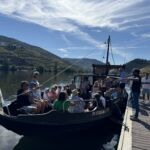 En väldigt uppspelt grupp på väg hem från en dag på Quinta Do Crasto En väldigt uppspelt grupp på väg hem från en dag på Quinta Do Crasto