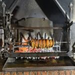 Hos Avignonesi åt vi en porchetta på spett designad av Leonardo Da Vinci Hos Avignonesi åt vi en porchetta på spett designad av Leonardo Da Vinci