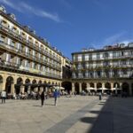 Plaza Mayor i San Sebastian är ett trevligt ställe att koppla av på med ett glas Txakoli eller en caña Plaza Mayor i San Sebastian är ett trevligt ställe att koppla av på med ett glas Txakoli eller en caña